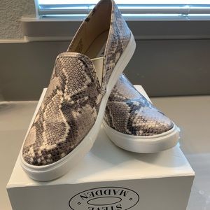 Women’s SZ 8M Steve Madden Symba casual slip-ons